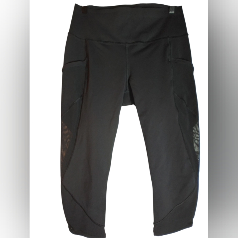 Lululemon Black Athletic Leggings with Mesh Panels Cropped Size Small Athleisure